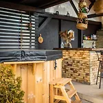 Homestay Hanul Anei And Transylvania Brasov